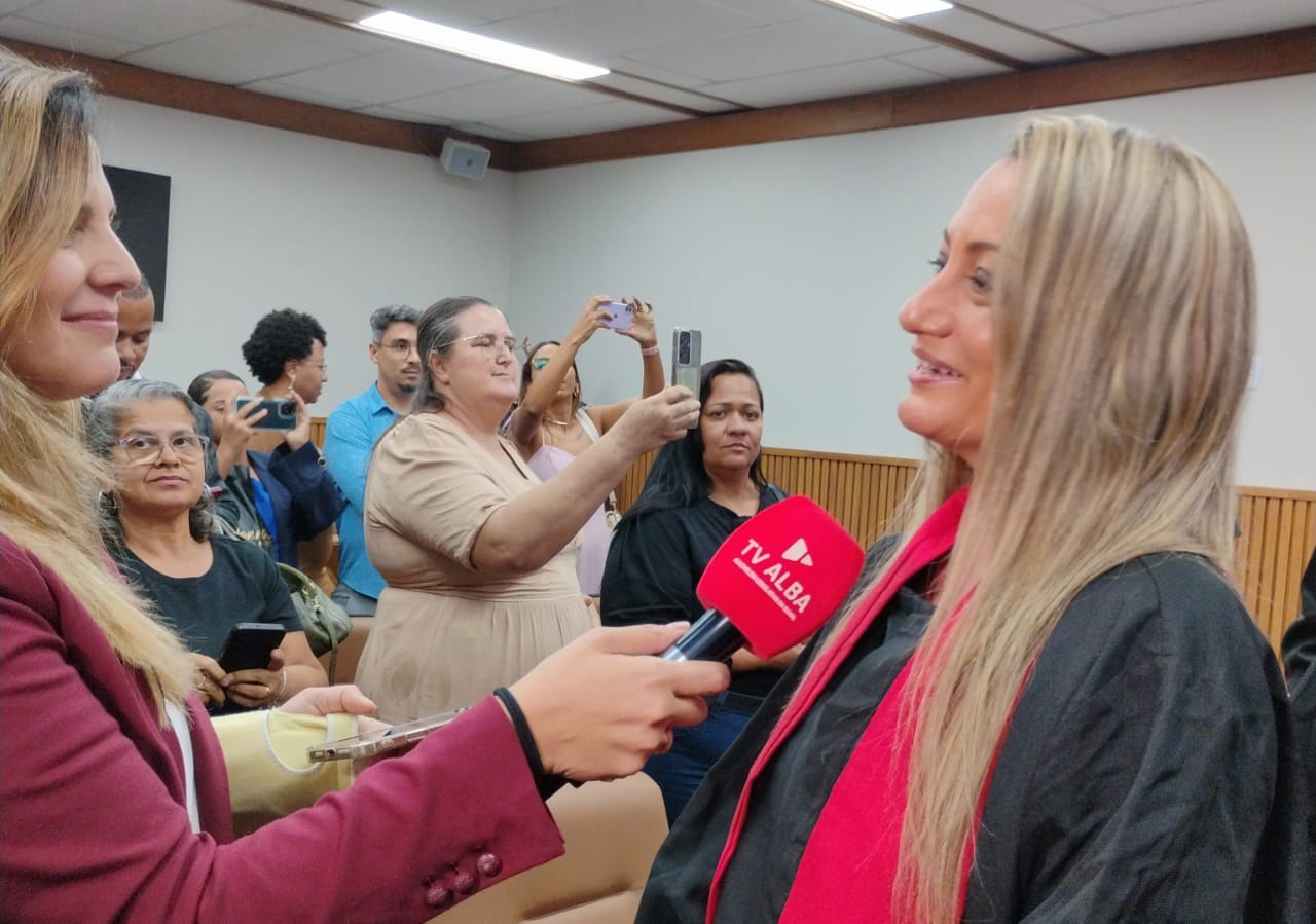 Luzia Moraes concede entrevista à TV ALBA durante a solenidade na Assembleia Legislativa da Bahia, em Salvador. Foto: Divulgação