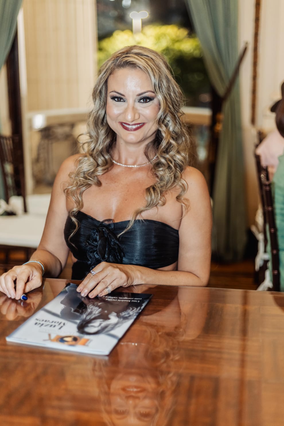 Luzia Moraes no Palácio Tiradentes durante o lançamento da 19ª edição da Revista Tok