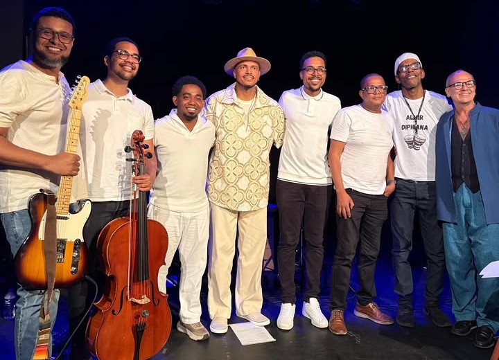 Ary Chaby lota o Teatro Gamboa e transforma o show “Reencontro” em celebração à música e à identidade baiana